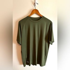 Men’s Under Armour olive green heat gear tactical shirt sz Lg